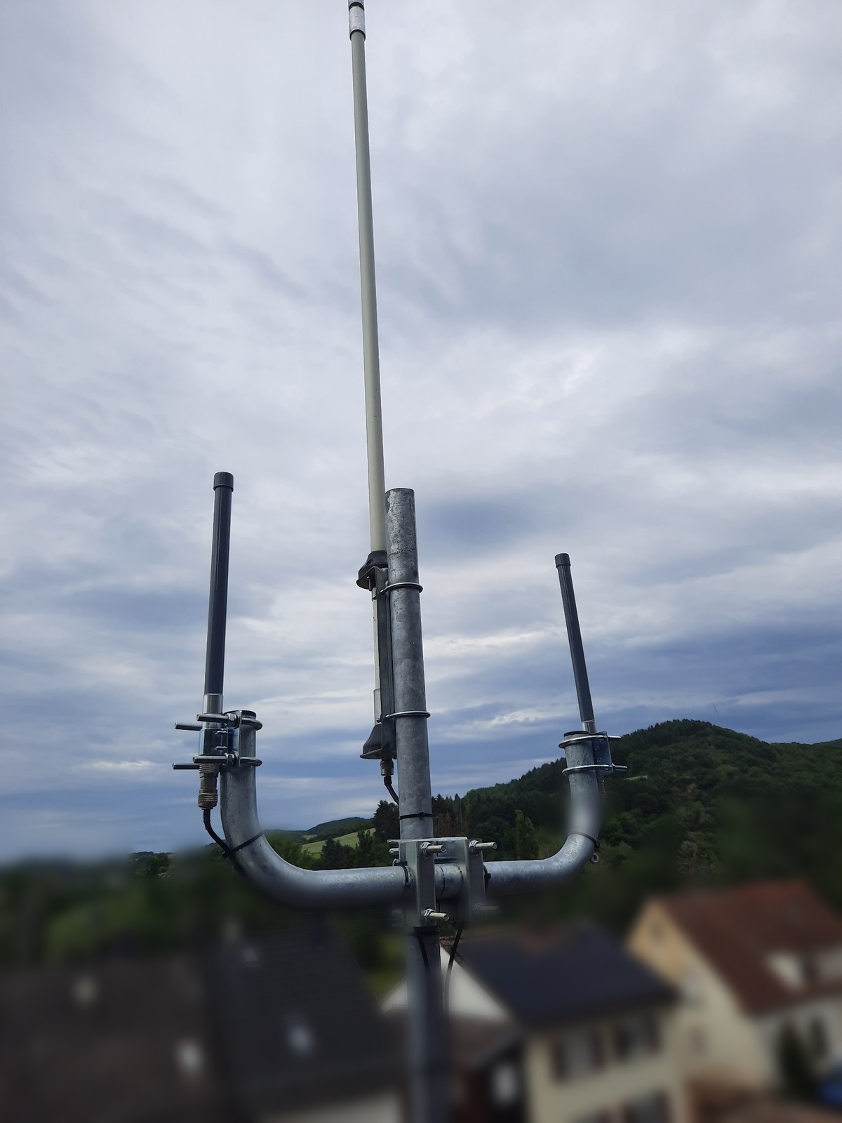 Antennenmast mit LoRa-Antennen